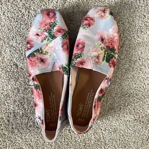 Women’s TOM’S slip on floral shoes. Size 6.5